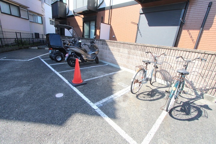アムール ローラス 駐車場