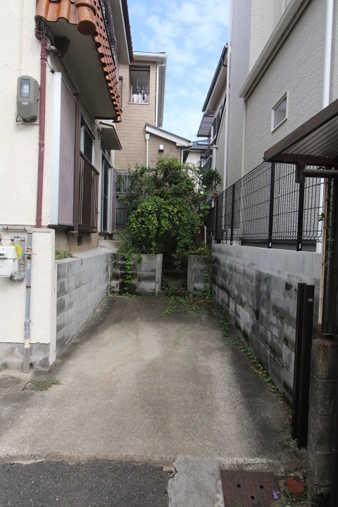 須山町25-20　貸家 駐車場