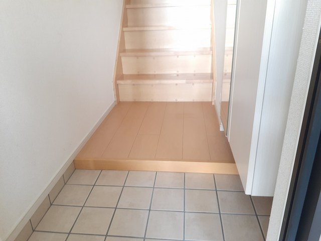 グランソレイユ楠葉 玄関