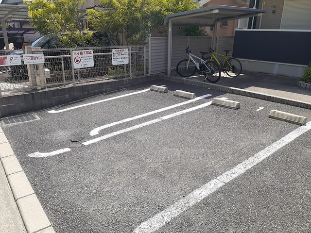 グランソレイユ楠葉 駐車場