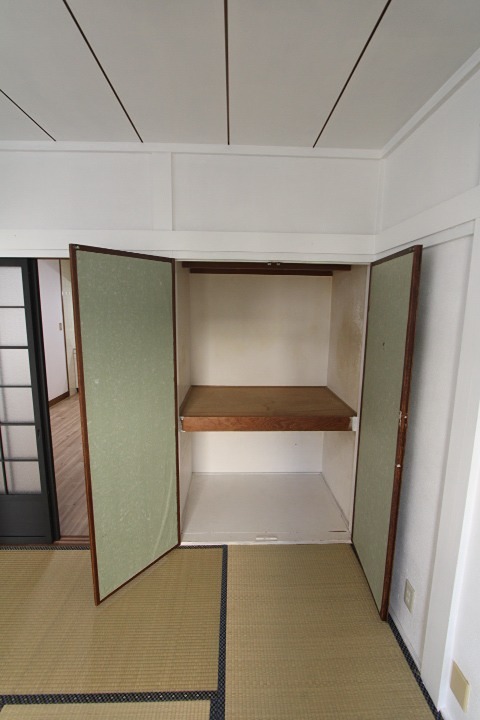 町楠葉2丁目13-6　貸家 収納