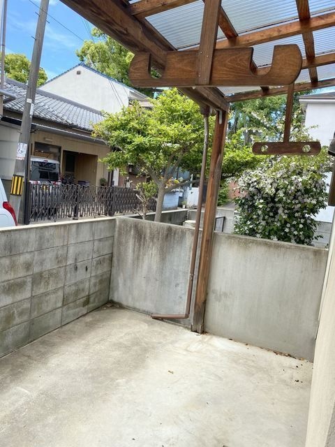 出口2丁目5-8　貸家 駐車場