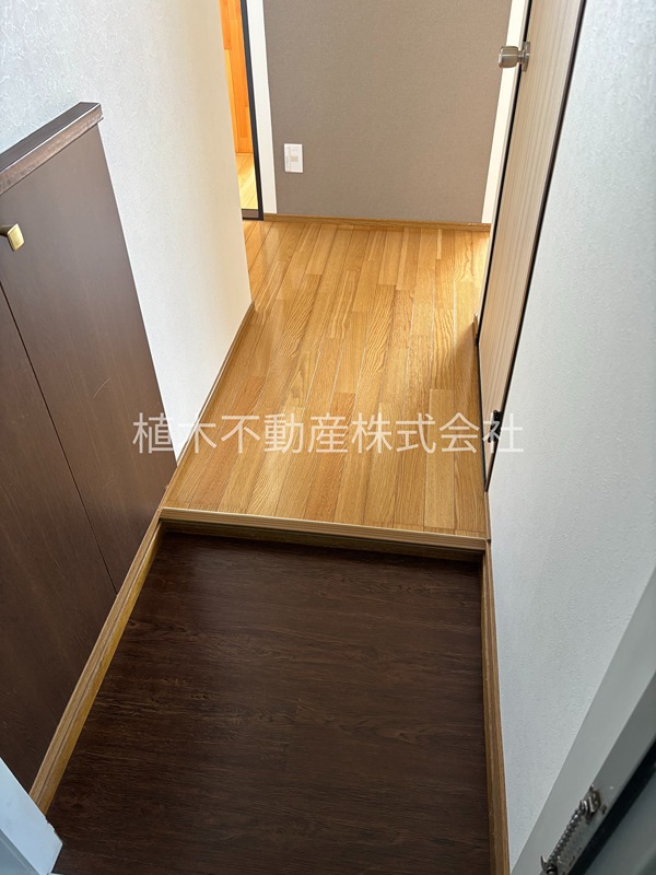 ロイヤルタウンノーブル B棟 玄関