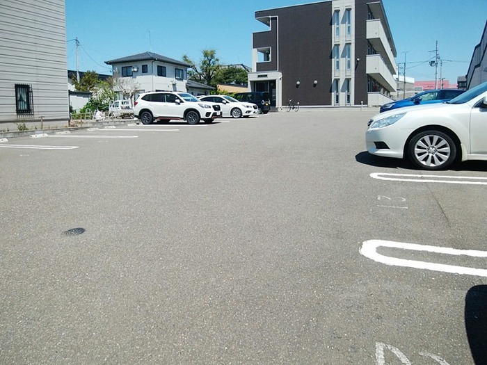 イースト　アヴェニュー  駐車場