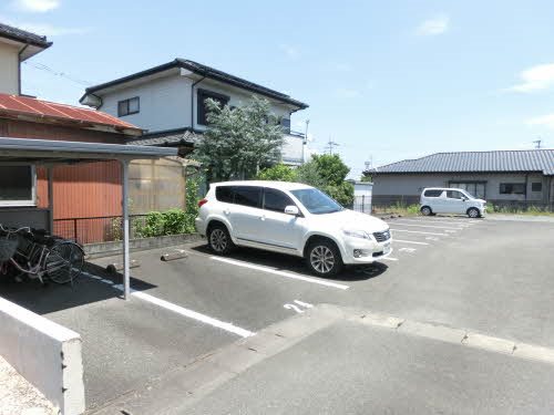 アーナリ１番館 駐車場