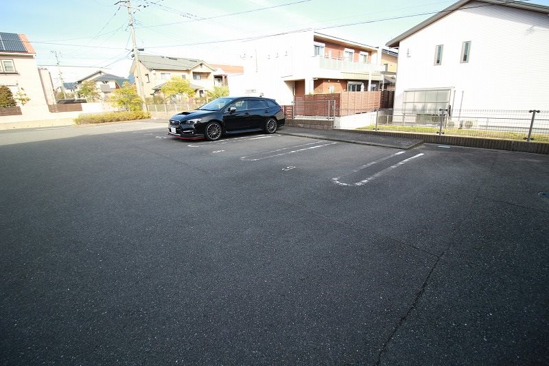 ウィスタリア 駐車場