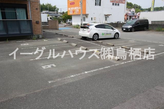グロワールＢ棟 駐車場