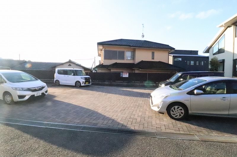 ヴィラージュ松倉C棟 駐車場