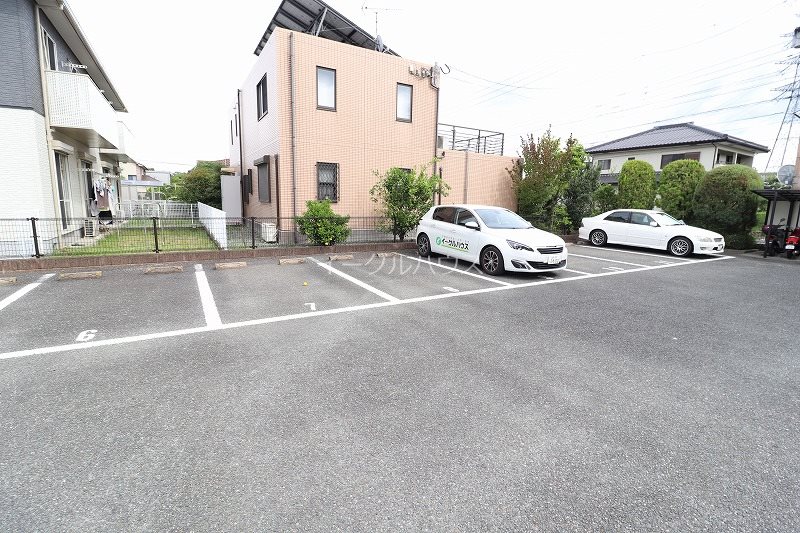 グランシャリオB棟 駐車場