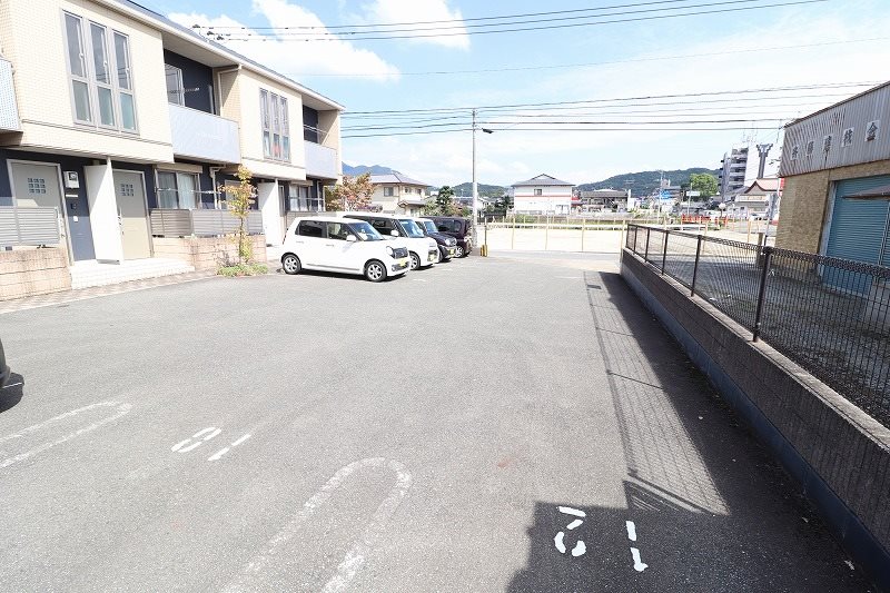シャーメゾン御所ノ内 駐車場