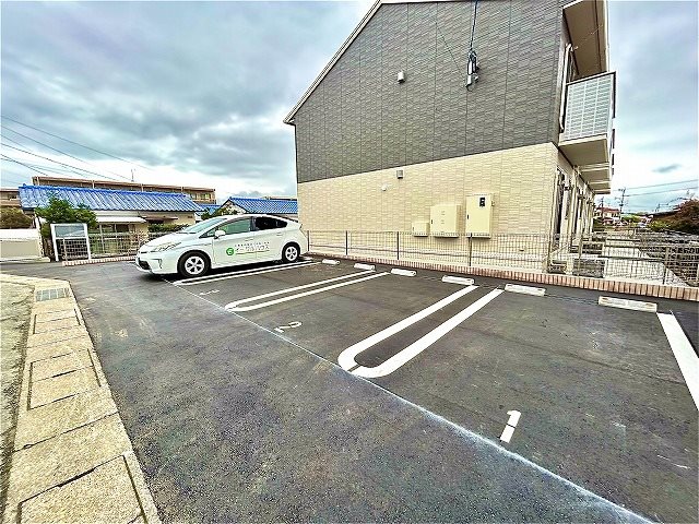 ロイヤルヒルズ23 駐車場