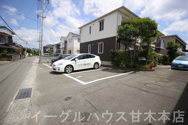 シャーメゾン来春 駐車場