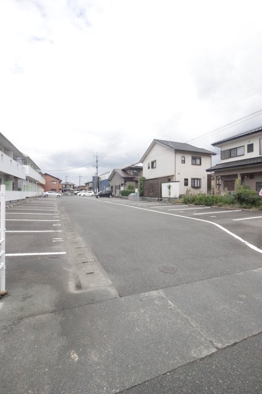 メゾン　エリーナ 駐車場