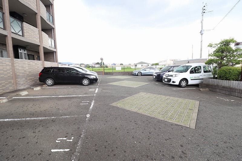 フォーレスト弐番館 駐車場