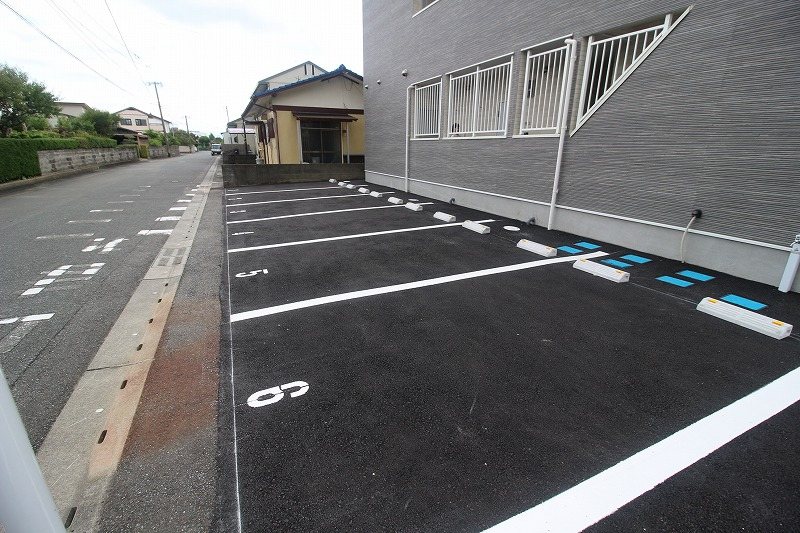 BRAVE BASE 爽 駐車場