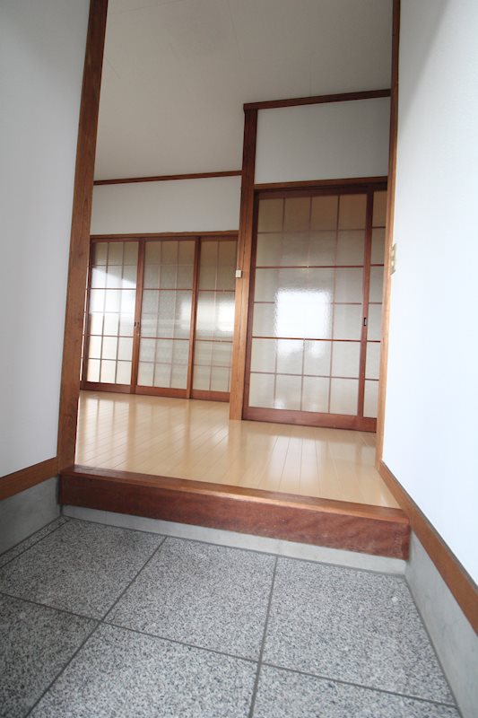 柿原秀子貸家 玄関