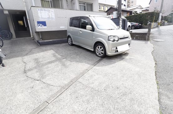 アールズプレイス二日市 駐車場