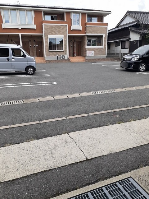グランデムツミ・Ｎ 駐車場
