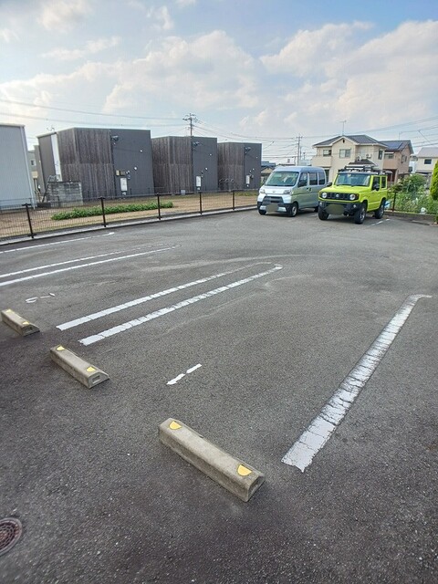 アヴェニール伍番館 駐車場