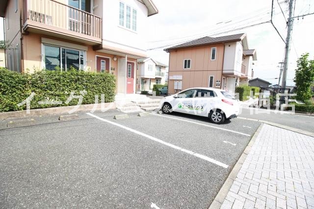 メゾン・ド・カメリアA棟 駐車場