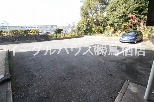ヴェル・フォンセみやきA棟 駐車場