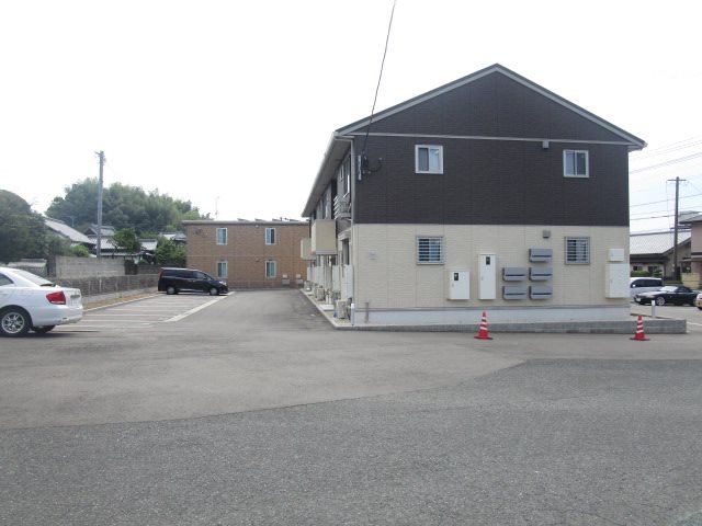 ウィンノーブルA棟 駐車場