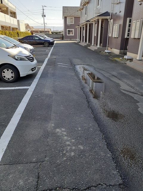 アヴニール鵜木Ⅲ 駐車場