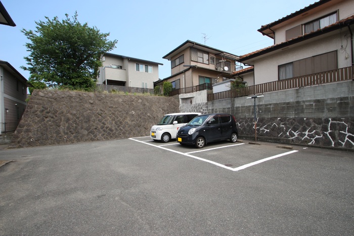 ガーデン青山　1-B 駐車場
