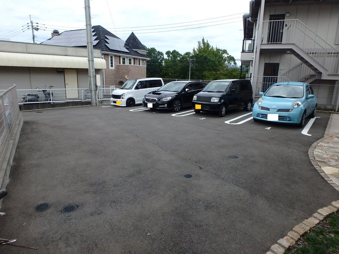 グランシャリオⅡ 駐車場