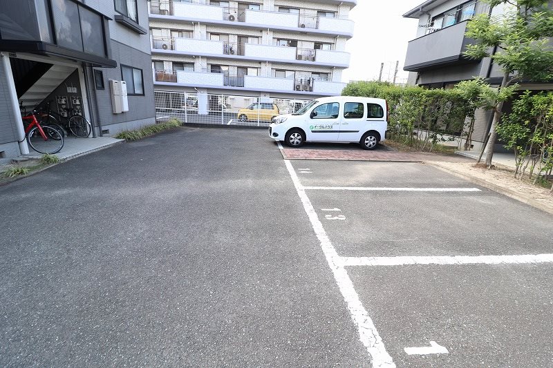 グランシャリオB棟 駐車場