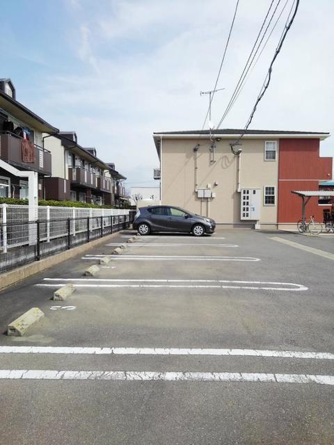 グレイス春日 駐車場