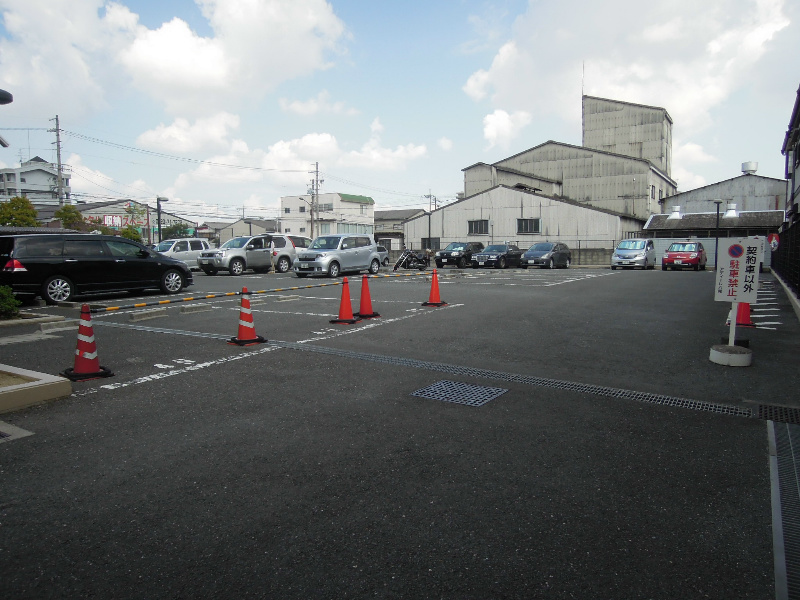 アディーレ八尾 駐車場