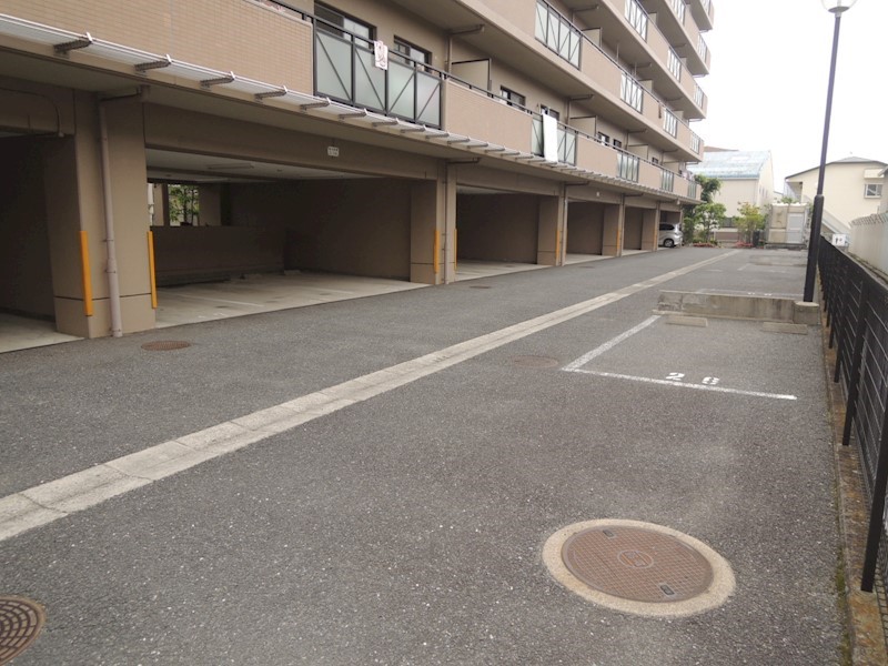 アルカサール美園 駐車場