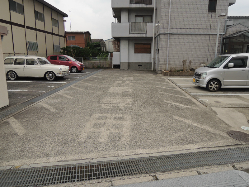 ルネアルマーニ 駐車場