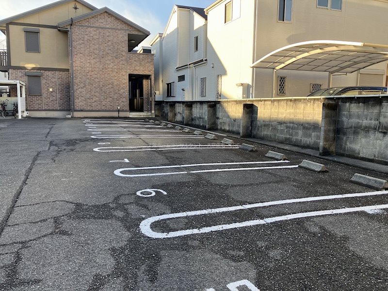 メゾンカムス 駐車場