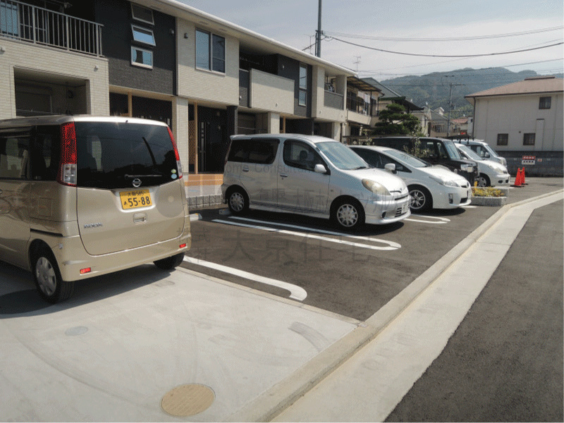 ファミール　レイ 駐車場