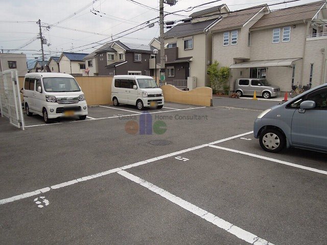 ストークマンション八尾  駐車場