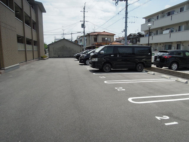 レフィナードカルチェ 駐車場