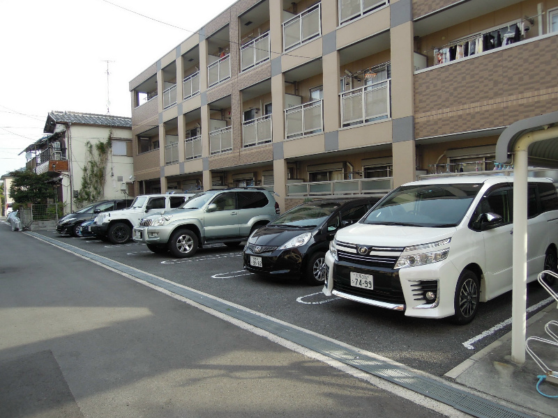 ウイングコート 駐車場