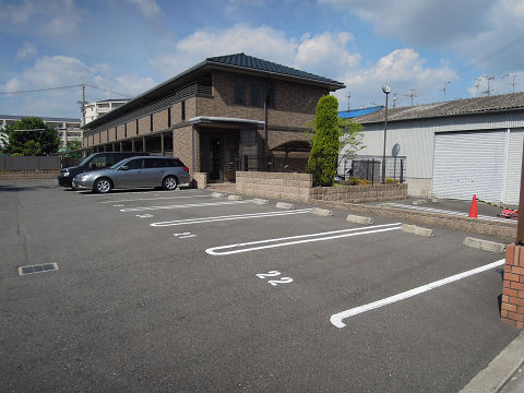 ルピナス  駐車場