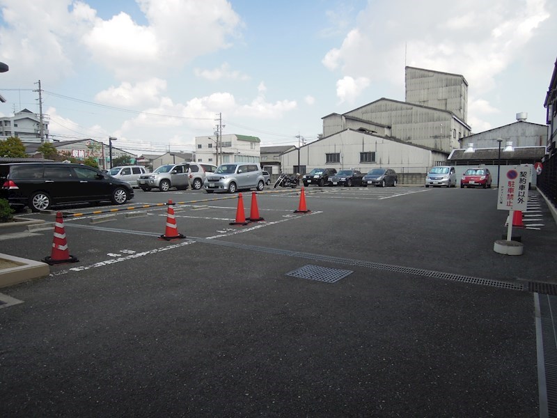 アディーレ八尾 駐車場
