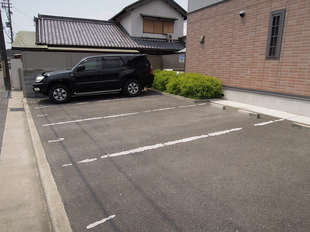 エルムンド 駐車場