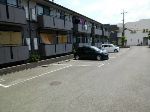 ニューリバーサイド八尾南 駐車場