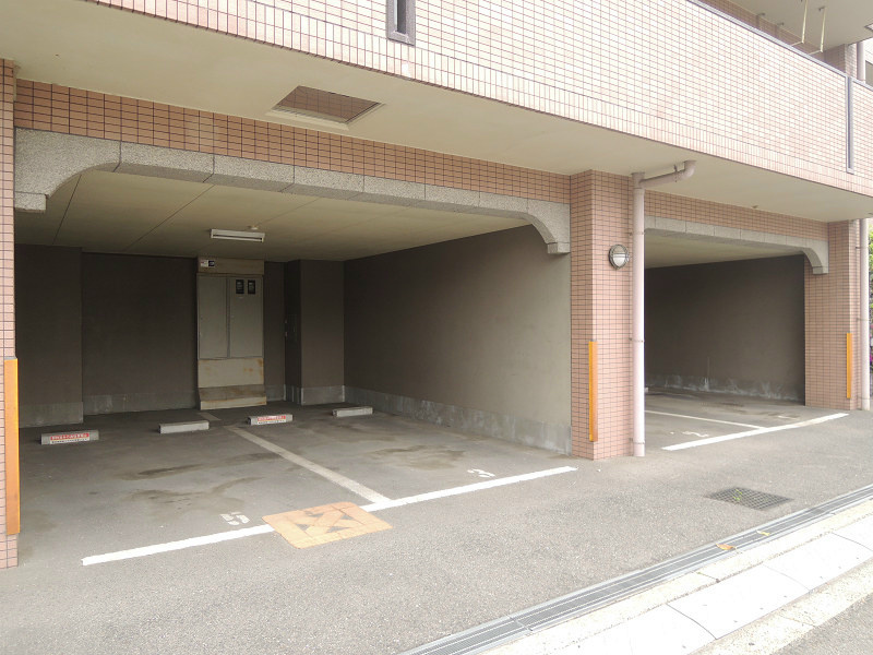 グランディール青山 駐車場