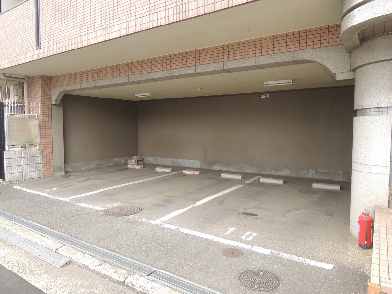 グランディール青山 駐車場