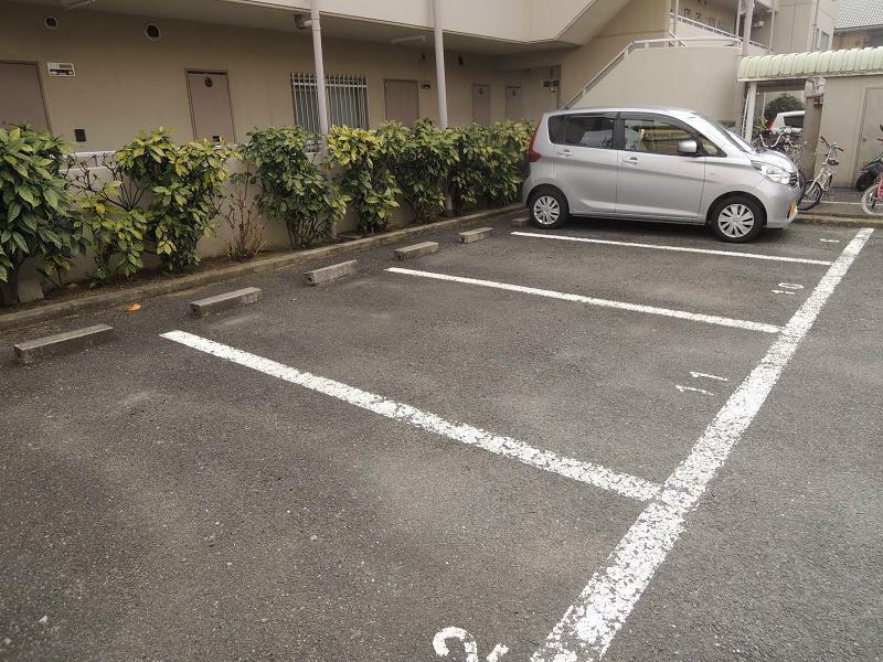 ヴィラパンヴィラージュ 駐車場