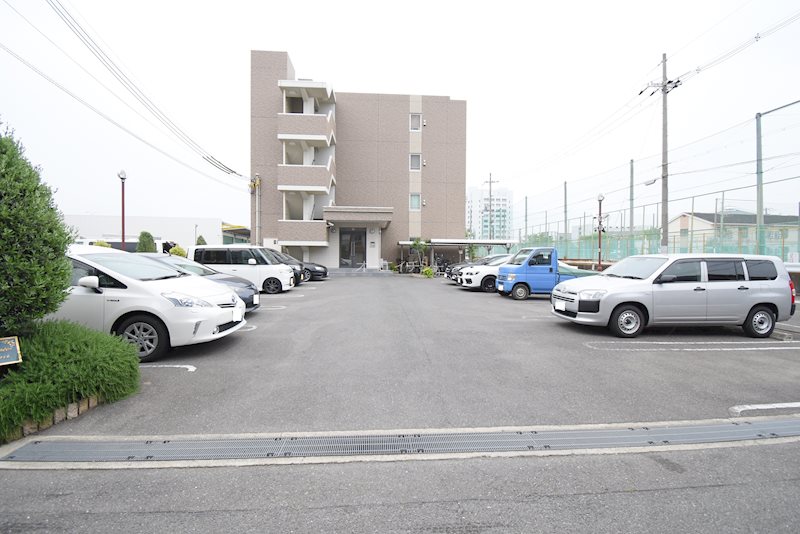 メゾンラフィネ 駐車場