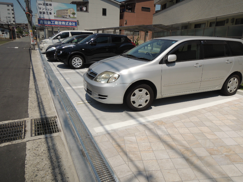 ラフィーネ久宝寺 駐車場