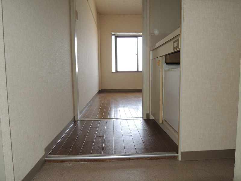 ロイヤル柏原 玄関