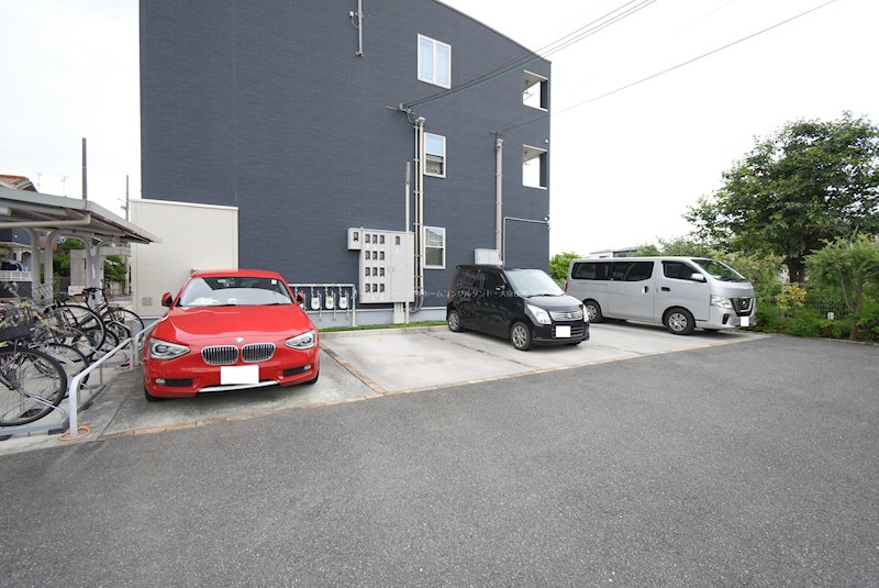クリスタルガーデン　カラー 駐車場